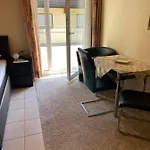 Πανσιόν Gaestehaus Und Baechle 4*